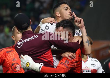 Sao Paulo, Brasilien. 15.. Juli 2022. SP - Sao Paulo - 07/14/2022 - 2022 BRAZILIAN CUP, PALMEIRAS X SAO PAULO - Sao Paulo Spieler feiern den Sieg am Ende des Spiels gegen Palmeiras im Arena Allianz Parque Stadion für die Copa do Brasil Meisterschaft 2022. Foto: Marcello Zambrana /AGIF/Sipa USA Quelle: SIPA USA/Alamy Live News Stockfoto