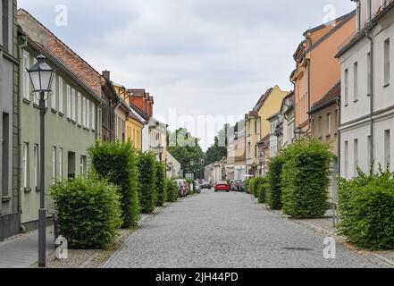 Zossen, Deutschland. 30.. Juni 2022. Wohngebäude in der Stadt Zossen im Bezirk Teltow-Fläming. Zossen in Brandenburg gilt aufgrund seiner niedrigen Unternehmenssteuer als Steueroase. (To dpa 'Berlin will Steueroasen in Brandenburg entleeren') Quelle: Patrick Pleul/dpa/Alamy Live News Stockfoto