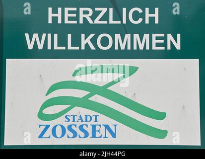 Zossen, Deutschland. 30.. Juni 2022. Ein Schild mit der Aufschrift „Welcome City of Zossen“ am Ortseingang im Bezirk Teltow-Fläming. Zossen in Brandenburg gilt aufgrund seiner niedrigen Unternehmenssteuer als Steueroase. (To dpa 'Berlin will Steueroasen in Brandenburg entleeren') Quelle: Patrick Pleul/dpa/Alamy Live News Stockfoto