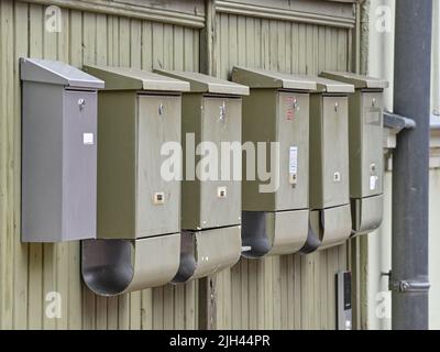 Zossen, Deutschland. 30.. Juni 2022. Mehrere Briefkästen an einem Hoftor in der Stadt Zossen im Bezirk Teltow-Fläming. Zossen in Brandenburg gilt aufgrund seiner niedrigen Unternehmenssteuer als Steueroase. (To dpa 'Berlin will Steueroasen in Brandenburg entleeren') Quelle: Patrick Pleul/dpa/Alamy Live News Stockfoto