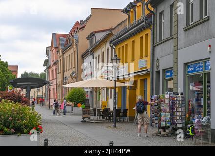 Zossen, Deutschland. 30.. Juni 2022. Eine Einkaufsstraße in der Stadt Zossen im Bezirk Teltow-Fläming. Zossen in Brandenburg gilt aufgrund seiner niedrigen Unternehmenssteuer als Steueroase. (To dpa 'Berlin will Steueroasen in Brandenburg entleeren') Quelle: Patrick Pleul/dpa/Alamy Live News Stockfoto