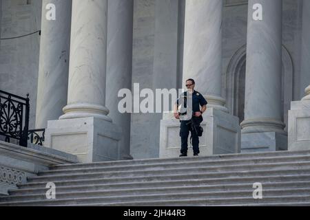 Washington DC, USA. 14.. Juli 2022. Washington, Vereinigte Staaten. 14.. Juli 2022. Ein US-Polizeibeamter des Kapitols trägt am Donnerstag, den 14. Juli 2022, ein Gewehr auf den Stufen des US-Kapitols in Washington, DC. Quelle: Haiyun Jiang/Pool via CNP/dpa/Alamy Live News Quelle: dpa picture Alliance/Alamy Live News Stockfoto
