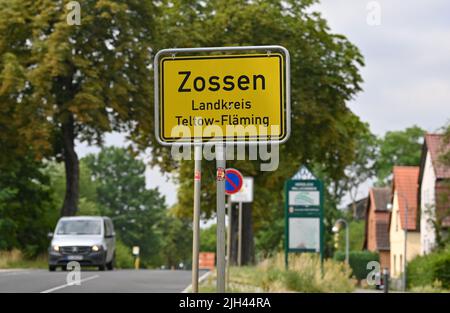 Zossen, Deutschland. 30.. Juni 2022. Das Ortseingangsschild der Stadt Zossen im Bezirk Teltow-Fläming. Zossen in Brandenburg gilt aufgrund seiner niedrigen Unternehmenssteuer als Steueroase. (To dpa 'Berlin will Steuerparadiese in Brandenburg austrocknen') Quelle: Patrick Pleul/dpa/Alamy Live News Stockfoto