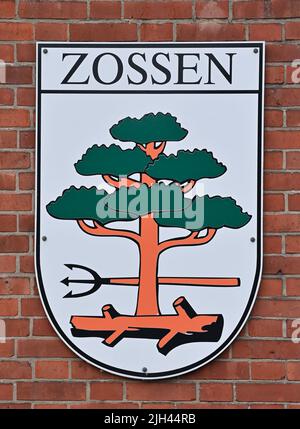 Zossen, Deutschland. 30.. Juni 2022. Das Wappen der Stadt Zossen im Kreis Teltow-Fläming. Zossen in Brandenburg gilt aufgrund seiner niedrigen Unternehmenssteuer als Steueroase. (To dpa 'Berlin will Steueroasen in Brandenburg entleeren') Quelle: Patrick Pleul/dpa/Alamy Live News Stockfoto