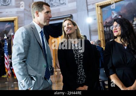 Washington DC, USA. 14.. Juli 2022. USA - JULI 14: Von links, US-Repräsentantin Conor Lamb (Demokrat von Pennsylvania), US-Vertreterin Mikie Sherrill (Demokrat von New Jersey), Und die US-Vertreterin Rashida Tlaib (Demokrat von Michigan), sprechen vor den sterblichen Überresten von Hershel Woodrow „Woody“ Williams, dem letzten Empfänger der Ehrenmedaille des Zweiten Weltkriegs, der verging, sollten am Donnerstag, dem 14. Juli 2022, in der US-Rotunde des Kapitols in Washington, DC, in Ehren liegen. Williams, der im Alter von 98 Jahren verstarb, erhielt den Preis für die Aktion in der Schlacht von Iwo Jima. Kredit: Tom Williams/Pool Stockfoto