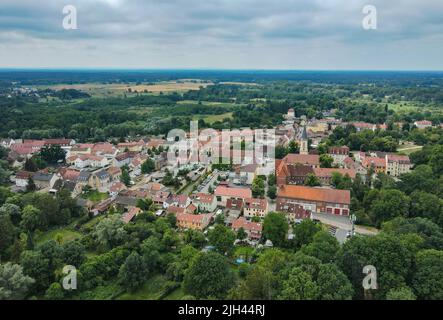 Zossen, Deutschland. 30.. Juni 2022. Das Zentrum der Stadt Zossen im Bezirk Teltow-Fläming (Luftaufnahme mit einer Drohne). Zossen in Brandenburg gilt aufgrund seiner niedrigen Unternehmenssteuer als Steueroase. (To dpa 'Berlin will Steueroasen in Brandenburg entleeren') Quelle: Patrick Pleul/dpa/Alamy Live News Stockfoto