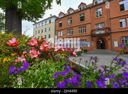 Zossen, Deutschland. 30.. Juni 2022. Das Rathaus der Stadt Zossen im Bezirk Teltow-Fläming. Zossen in Brandenburg gilt aufgrund seiner niedrigen Unternehmenssteuer als Steueroase. (To dpa 'Berlin will Steueroasen in Brandenburg entleeren') Quelle: Patrick Pleul/dpa/Alamy Live News Stockfoto