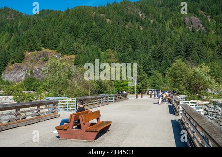 Sommermassen genießen den Strand im Porteau Cove Provincial Park, entlang des Howe Sound in der Nähe von Squamish BC, Kanada. Stockfoto