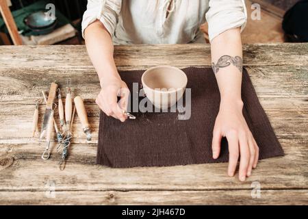 Schmutzige Kunst und Handwerk Bildhauerei Werkzeuge in der Werkstatt Stockfoto