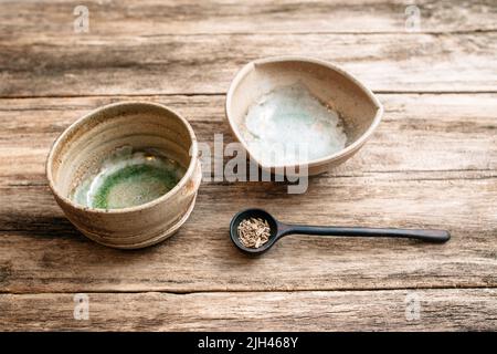 Leere Tonschüsseln und Löffel Draufsicht Stockfoto