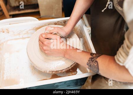 Töpferei macht Hände des Künstlers Draufsicht Stockfoto