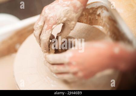 Machen Keramik Topf schmutzige Hände Nahaufnahme Stockfoto