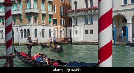 VENEDIG, ITALIEN - 21. APRIL 2019 venezianische Gondoliere auf dem Kanal Stockfoto