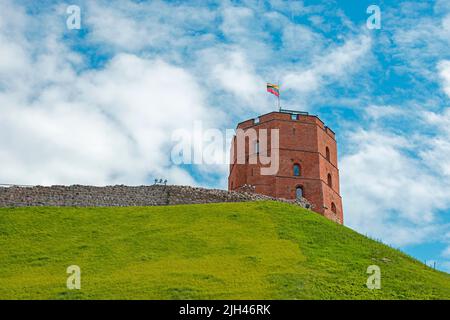 Gediminas-Turm auf dem Hügel und Flagge Litauens während des Sommertages in Vilnius Stockfoto