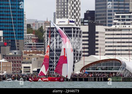 Camper mit Emirates Team Neuseeland passiert große Menschenmassen an den Küsten, während sie beim Rennen im Hafen im Rahmen des Volvo Ocean Race, Auckland, Stockfoto