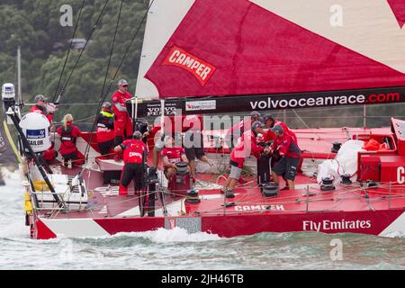 Camper mit Emirates Team New Zealand treten im Rahmen des Volvo Ocean Race in Auckland, Neuseeland, Samstag, 17. März, beim in-Port-Rennen an. 2012. Stockfoto