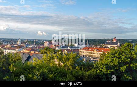 Vilnius, Panoramablick auf die Altstadt mit Skyline, Kirchen, Gediminas-Turm im Sommer Stockfoto