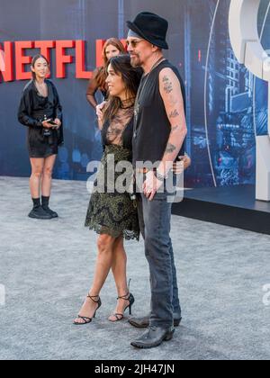 13. Juli 2022: Los Angeles, Kalifornien: Connie Angland und Billy Bob Thornton. Weltpremiere von Netflix ''The Gray man' Stockfoto