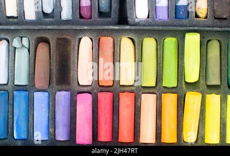 Weiches Regenbogen buntes Kreidepastell zum Zeichnen. Bunte Künstlerpastelle in der Box. Stockfoto