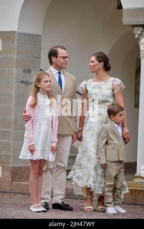 Oland, Schweden. 14.. Juli 2022. Kronprinzessin Victoria, Prinz Daniel, Prinzessin Estelle und Prinz Oscar von Schweden während der Geburtstagsfeier der schwedischen Kronprinzessin Victoria am 14. Juli 2022 auf Schloss Borgholm in Oland, Schweden, zum 45.. Geburtstag. Foto von Stefan Lindblom/Stella Pictures/ABACAPRESS.COM Quelle: Abaca Press/Alamy Live News Stockfoto