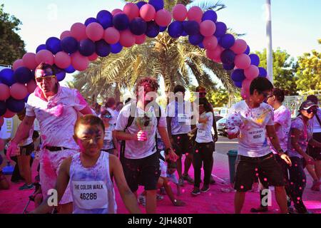 Farbwanderung die Teilnehmer wandern durch einen Ballonbogen im Zabeel Park. Spaß am Wochenende an einem sonnigen Sommertag in Dubai, Vereinigte Arabische Emirate. Stockfoto