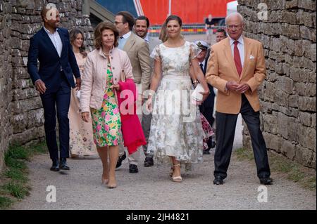 Oland, Schweden. 14.. Juli 2022. König Carl XVI Gustaf, Königin Silvia und Kronprinzessin Victoria von Schweden während der Geburtstagsfeier von Kronprinzessin Victoria von Schweden zum 45.. Geburtstag am 14. Juli 2022 auf Schloss Borgholm in Oland, Schweden. Foto von Stefan Lindblom/Stella Pictures/ABACAPRESS.COM Quelle: Abaca Press/Alamy Live News Stockfoto