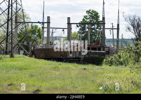 Ein verbrannter russischer Panzer. Krieg in der Ukraine 2022. Russische Raketen in Charkiw Land Ukraine. Russische Aggression. Russischer Angriff auf die Ukraine. Stockfoto