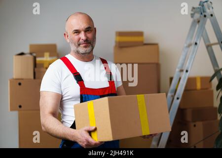 Mann im mittleren Alter in uniformem Karton, Porträt Stockfoto