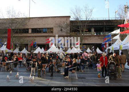Sydney, Australien. 14.. Juli 2022. Die Franzosen kehren zum Vorplatz des Zollhauses zurück, um das Bastille-Festival 8. zu feiern. Das Bastille Festival Sydney ist ein kostenloses französisches Kulturfest mit Speisen, Wein und Kunst, das jährlich vom Donnerstag, 14. Juli 2022 bis Sonntag, 17. Juli 2022, auf dem Vorplatz des Zollhauses von Sydney stattfindet. Kredit: Richard Milnes/Alamy Live Nachrichten Stockfoto