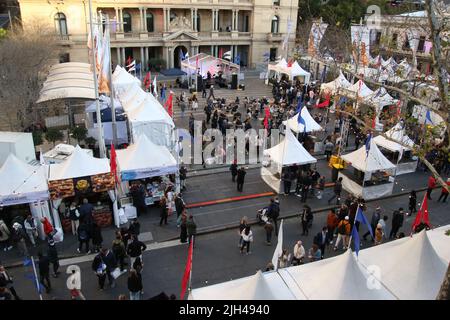 Sydney, Australien. 14.. Juli 2022. Die Franzosen kehren zum Vorplatz des Zollhauses zurück, um das Bastille-Festival 8. zu feiern. Das Bastille Festival Sydney ist ein kostenloses französisches Kulturfest mit Speisen, Wein und Kunst, das jährlich vom Donnerstag, 14. Juli 2022 bis Sonntag, 17. Juli 2022, auf dem Vorplatz des Zollhauses von Sydney stattfindet. Kredit: Richard Milnes/Alamy Live Nachrichten Stockfoto