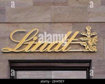 NÜRNBERG, DEUTSCHLAND - CA. JUNI 2022: Lindt-Schaufensterschild Stockfoto