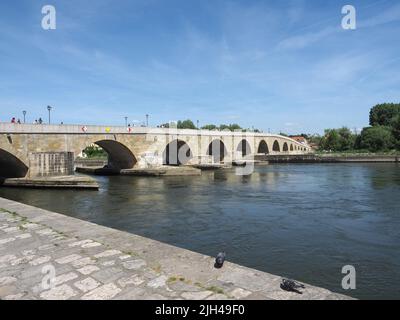 REGENSBURG, DEUTSCHLAND - CA. JUNI 2022: Blick auf die Donau Stockfoto