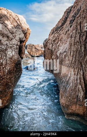 Bizarre Granitfelsen und Azure Bucht in Capo Testa, Sardinien, Italien. Stockfoto