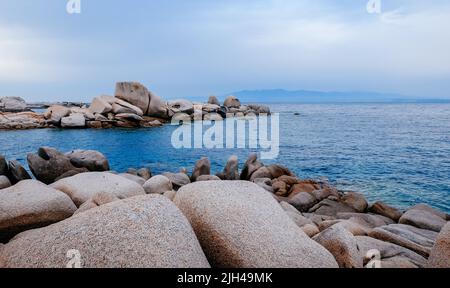 Bizarre Granitfelsen und Azure Bucht in Capo Testa, Sardinien, Italien. Stockfoto