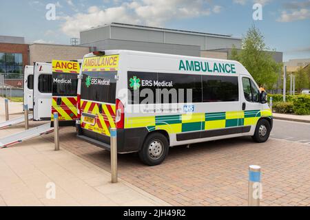 Newcastle-under-Lyme, Staffordshire-vereinigtes Königreich April, 14, 2022 Ambulanzfahrzeuge in der Notaufnahme (A & E) im königlichen Krankenhaus Stoke Stockfoto