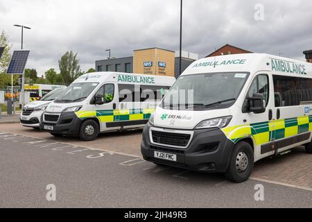 Newcastle-under-Lyme, Staffordshire-vereinigtes Königreich April, 14, 2022 Ambulanzfahrzeuge in der Notaufnahme (A & E) im königlichen Krankenhaus Stoke Stockfoto