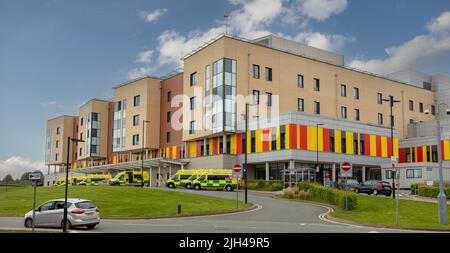 Newcastle-under-Lyme, Staffordshire-vereinigtes Königreich April, 14, 2022 Ambulanzfahrzeuge in der Notaufnahme (A & E) im königlichen Krankenhaus Stoke Stockfoto