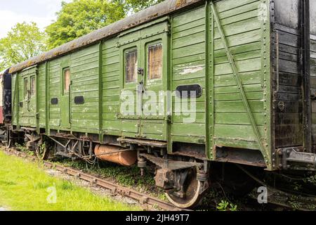Alte verlassene Zug grünen Holzwagen Stockfoto