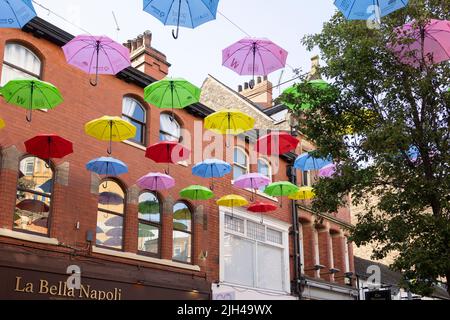 Hanley-Stoke-on-Trent, Staffordshire-Großbritannien 14. Juli 2022 das Umbrella-Projekt, das Neurodiversität und ADHD-Bewusstsein feiert, Piccadilly Hanle Stockfoto