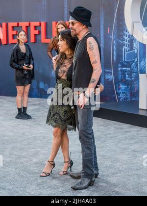 13. Juli 2022, Hollywood, Kalifornien, USA: Connie Angland und Billy Bob Thornton nehmen an der Weltpremiere von Netflix's ''The Grey man' Teil (Foto: © Billy Bennight/ZUMA Press Wire) Stockfoto