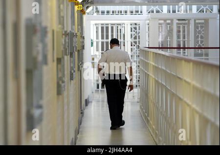 Das Aktenfoto vom 25/03/04 zeigt eine allgemeine Ansicht des B-Flügels im Wakefield Prison, West Yorkshire, da mehr als ein Drittel derjenigen, die innerhalb von drei Jahren Verbrechen mit einer Schusswaffe begangen haben, Haftstrafen vermied, sagten die schottischen Konservativen. Rund 38 % der Personen, die zwischen 2018-19 und 2020-21 wegen Verbrechen mit Waffen verurteilt wurden, erhielten keine Gefängnisstrafe, so die Zahlen der schottischen Regierung, die sie in einer Informationsfreiheitsanfrage erhalten hatten. Stockfoto