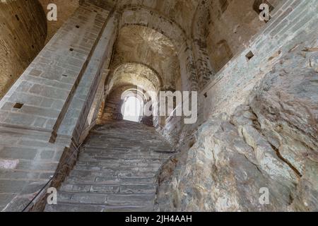 Sacra di San Michele, Italien. 18. Juni 2022. Blick auf die Scalone dei Morti und Portale dello Zodiaco Stockfoto