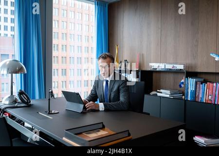 Niederlande, Den Haag, 2022-07-08. Porträt von Mark Harbers, Minister für Infrastruktur und Wasserwirtschaft der Niederlande. Foto von Martin Stockfoto