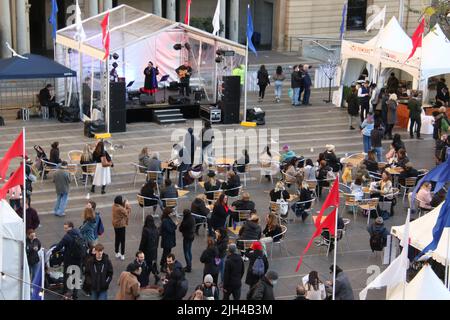 Sydney, Australien. 14.. Juli 2022. Die Franzosen kehren zum Vorplatz des Zollhauses zurück, um das Bastille-Festival 8. zu feiern. Das Bastille Festival Sydney ist ein kostenloses französisches Kulturfest mit Speisen, Wein und Kunst, das jährlich vom Donnerstag, 14. Juli 2022 bis Sonntag, 17. Juli 2022, auf dem Vorplatz des Zollhauses von Sydney stattfindet. Kredit: Richard Milnes/Alamy Live Nachrichten Stockfoto