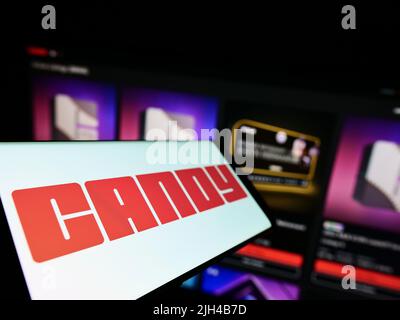 Smartphone mit Logo der amerikanischen NFT-Firma Candy Digital auf dem Bildschirm vor der Business-Website. Konzentrieren Sie sich auf die linke Seite des Telefondisplays. Stockfoto