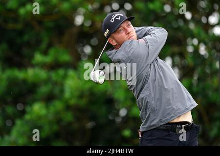 Der US-Amerikaner Talor Gooch zieht am zweiten Tag der Open am Old Course, St Andrews, die 3. ab. Bilddatum: Freitag, 15. Juli 2022. Stockfoto