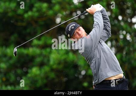 Der US-Amerikaner Talor Gooch zieht am zweiten Tag der Open am Old Course, St Andrews, die 3. ab. Bilddatum: Freitag, 15. Juli 2022. Stockfoto