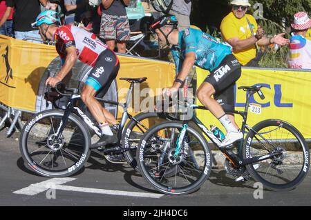 Philippe Gilbert von Lotto Soudal, Alexis Gougeard von B&B Hotels - KTM während der Tour de France 2022, Radrennen Etappe 12, Briancon - Alpe d'Huez (165,5 km) am 14. Juli 2022 in Huez, Frankreich - Foto: Laurent Lairys/DPPI/LiveMedia Stockfoto