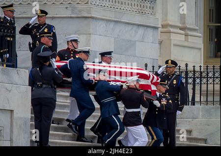 Washington, Vereinigte Staaten Von Amerika. 14.. Juli 2022. Veteranen, Familie und Freunde beobachten die Abschiedserzeremonie, während ein militärischer Ehrengarde am Donnerstag, den 14. Juli 2022, die Fahnenschachtel von Hershel W., dem Chief Warrant Officer 4 von Woody Williams, des United States Marine Corps, im Ruhestand, im US-Kapitol in Washington, DC, trägt. Mr. Williams war der letzte verbleibende Träger der Ehrenmedaille aus dem Zweiten Weltkrieg Quelle: Rod Lampey/CNP/Sipa USA Quelle: SIPA USA/Alamy Live News Stockfoto