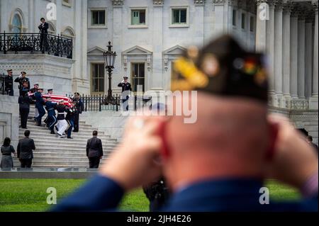 Washington, Vereinigte Staaten Von Amerika. 14.. Juli 2022. Veteranen, Familie und Freunde beobachten die Abschiedserzeremonie, während ein militärischer Ehrengarde am Donnerstag, den 14. Juli 2022, die Fahnenschachtel von Hershel W., dem Chief Warrant Officer 4 von Woody Williams, des United States Marine Corps, im Ruhestand, im US-Kapitol in Washington, DC, trägt. Mr. Williams war der letzte verbleibende Träger der Ehrenmedaille aus dem Zweiten Weltkrieg Quelle: Rod Lampey/CNP/Sipa USA Quelle: SIPA USA/Alamy Live News Stockfoto